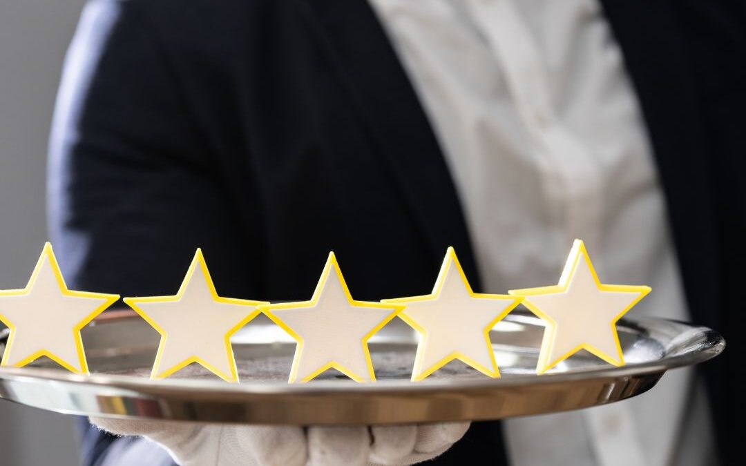 cameriere con 5s stelle sul vassoio